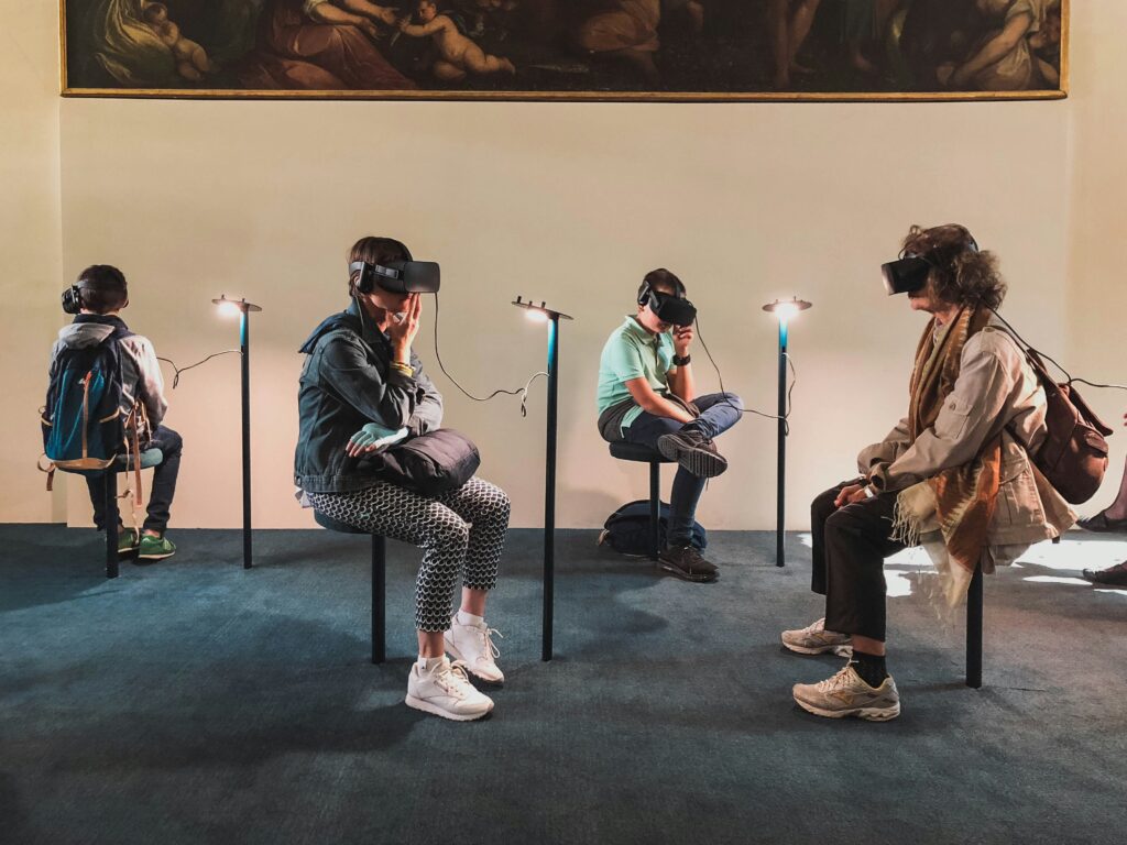 Personen mit VR-Brillen sitzen in Museum. Foto von Lucrezia Carnelos (Unsplash Lizenz)